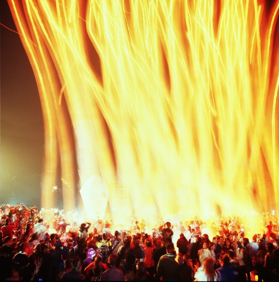 타이베이현(臺北縣) 핑시향(平溪鄕)의「방티엔덩(放天燈)」전통행사는 예전에 교통이 불편할 때 주민들 간에 티엔덩(天燈)을 이용하여 서로 안부를 전하기 위하여 시작되었으며, 점차 현재와 같은 특별한 기복(祈福)의식으로 변하였다.  (吳志學 촬영) 