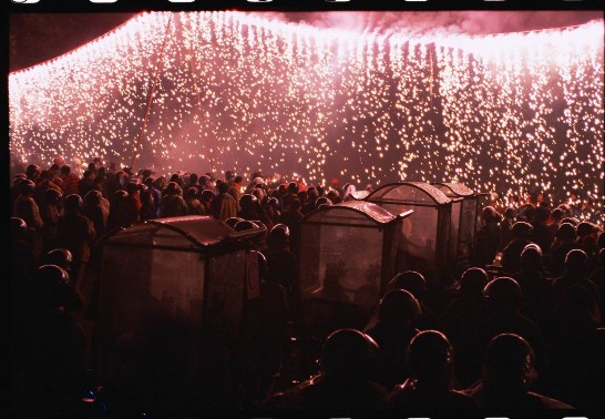 타이난현(臺南縣) 이엔쉐이진(鹽水鎭) 주민들은 매년 정월대보름날 펑파오(蜂炮)라는 경축 폭죽놀이행사를 하는데 아주 휘황찬란하다. (葉銘源 촬영)