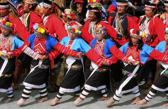 대만 원주민 저우족(鄒族)의 전쟁축제는 여러 명이 춤을 추면서 큰 소리로 노래를 부르면서 부족 간의 단결을 도모한다. (宋盛灶 촬영) 