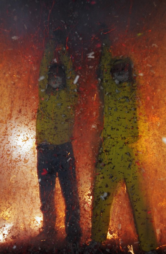 타이베이시 네이후취(內湖區) 이엔파오(煙炮)절에 청소년들이 폭죽 안으로 뛰어드는데, 이는 1년 동안 길운(吉運)이 계속될 수 있기를 기원하는 의식이다.  (黃怡勳 촬영) 