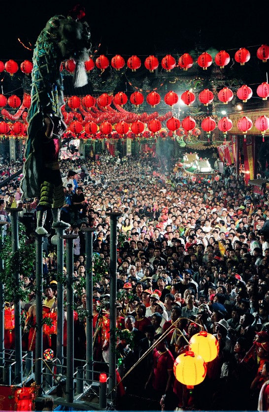 따쟈마주(大甲媽祖)의 라오징(遶境)행사는 대만 민간에서 성행하는 의식이며, 밤이 되면 전란궁(鎭瀾宮) 사찰 앞에는 사람들로 인산인해를 이루며, 개막행사 관련자들은 혼선을 다하여 방안을 강구하여 북적거림은 끝없이 계속된다.  (鄭政雄 촬영)