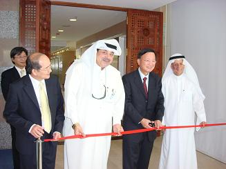 本處劉代表本(100)年9月26日與商工總會副秘書長Hamad J. Al-Omar、自由貿易區主席Mansure Ashkanani爲「2011台灣產品型錄展」剪綵。