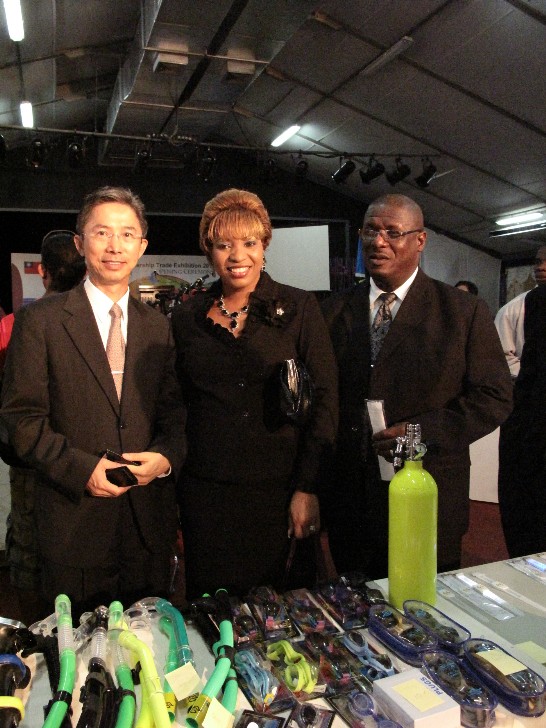 周台竹大使陪同金恩總理夫婦參觀我國廠商展品