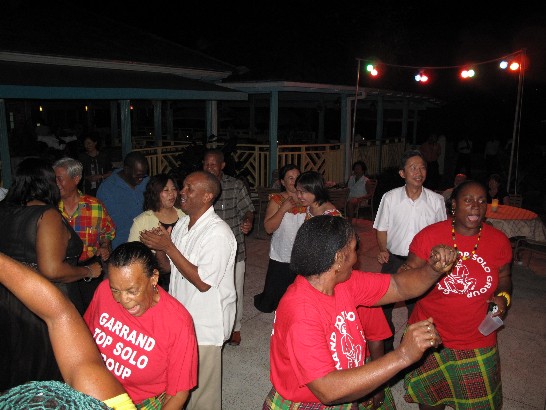 獅子鄉訪團晚餐後與露國民眾跳當地舞