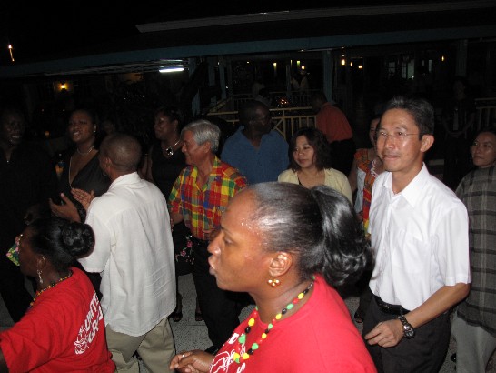 獅子鄉訪團晚餐後與露國民眾跳當地舞