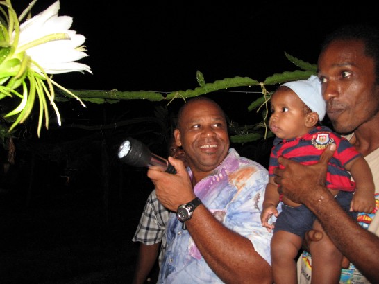 農長喬瑟夫(左)、星報記者及兒子(右)