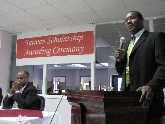 青年體育部長孟圖(Lenard Montoute)致詞