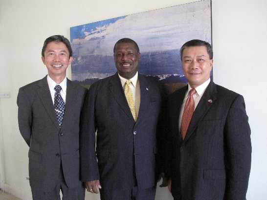 周台竹大使、金恩總理及李朝成公使合影 