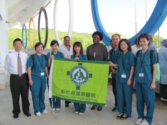 醫療志工與邱公使垂銘(左一)、醫院董事謝蔕(左四)及賈斯汀副常次(右四)c合影