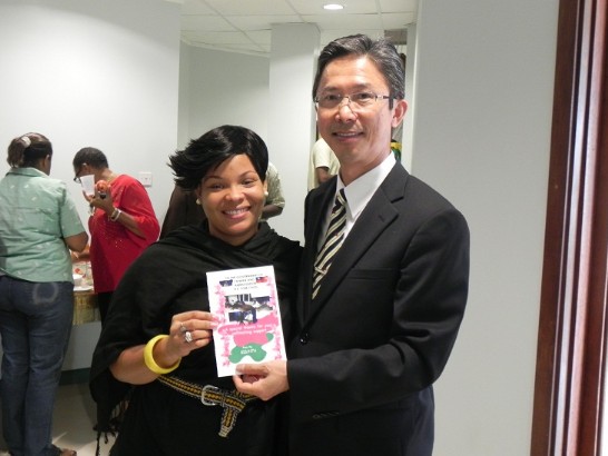 新聞局官員金恩代表面交謝卡予周大使()