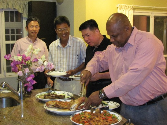 右起:農業部部長約瑟夫(Ezechiel Joseph), 財團法人台灣優良產品發展協會董事長張晁祥, 技術團團長蕭一鵬,周台竹大使