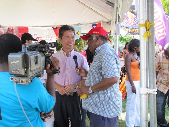 周大使台竹(中)接受聖露西亞國營電視台專訪