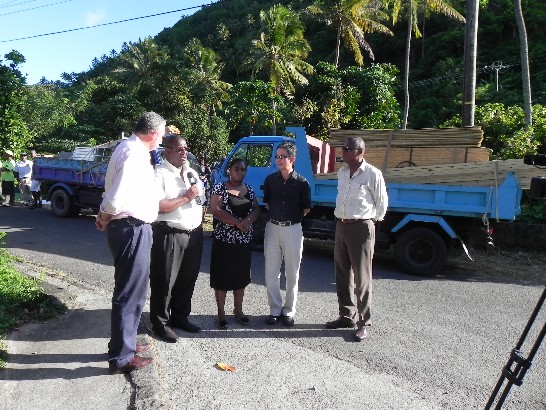 右二(Second from the right)：周大使台竹(Ambassador Tom Chou)、左二(Second from the left)：金恩總理(Prime Minister Stephenson King)及左一(first from the left)：觀光部長闕斯納(Allen Chastanet)