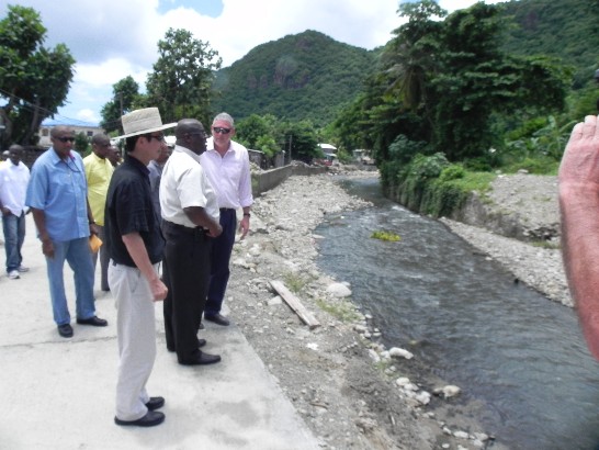 右一(first from the right)：觀光部長闕斯納(Allen Chastanet)、右二(Second from the right)：金恩總理(Prime Minister Stephenson King)及右三(Third from the right)：周大使台竹(Ambassador Tom Chou)中(Center)