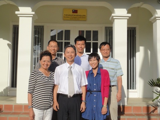 考察團與駐聖露西亞周台竹大使留影合照(圖片說明：前排由左到右：台灣大哥大陳惠琪副處長、駐聖露西亞周台竹大使、國合會人道援助處林苡汶計畫經理，後排由左到口：朝陽科技大學資管系洪朝貴副教授、國合會人道援助處顏銘銘宏組長、淡江大學資管系魏世杰助理教授)