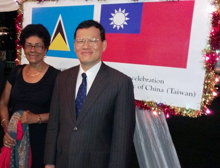 章大使與路易絲市長合影於露我國旗看板前