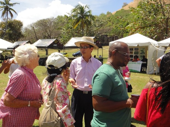 周台竹大使向當地民眾解說臺灣美食