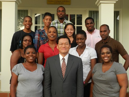 章大使與獎學生受獎生合影