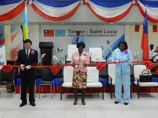 章計平大使(左)露薏絲總督(中)商務部長希波莉(右)共同剪綵