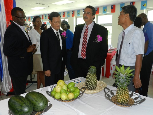 章計平大使(左二)陪同安東尼總理(右二)及皮耶副總理(左一)參觀中華民國駐聖露西亞技術團展示攤位