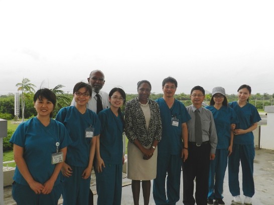 衛生部長雷諾絲(中)與彰基志工合影