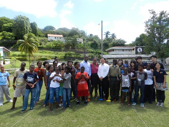 章計平大使與青年體育部長愛德華(Shawn Edward)及夏令營學生木球賽合影