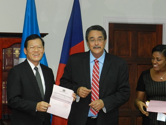 聖露西亞安東尼(Kenny Anthony)總理將援贈款收據交予章計平大使