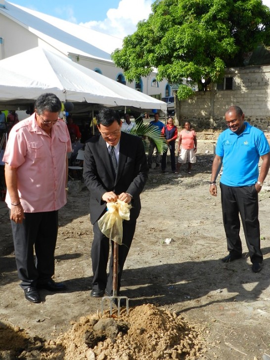中華民國駐聖露西亞章大使計平於維爾富市資通訊社區活動中心破土左立者為安東尼(Kenny Anthony)總理右立者為科技部長佛萊契爾(James Fletcher)