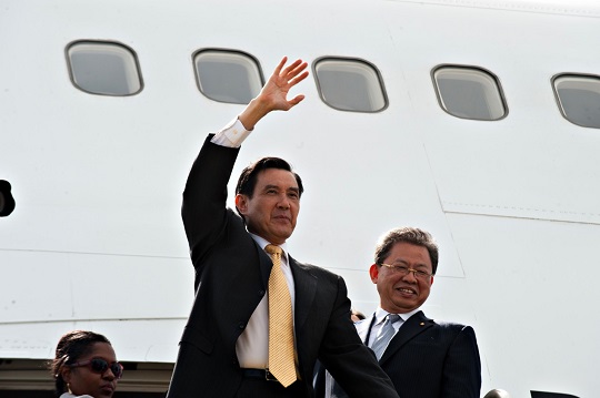 2013年8月18日馬總統結束訪問露國,揮手珍重再見