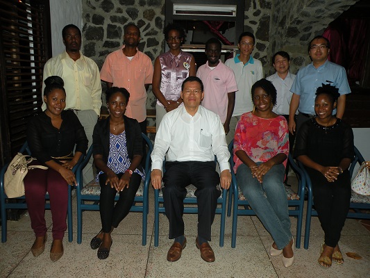 駐聖露西亞大使章計平(前排中)與露國臺灣獎學金校友會幹部合影