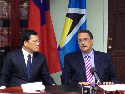 安東尼總理(右)致詞感謝中華民國援贈聖茱德醫院重建計畫左為中華民國駐聖露西亞章大使計平