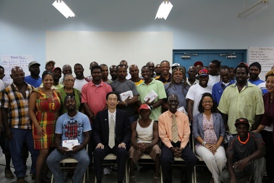 駐聖露西亞牟大使華瑋與農業部蓋伯瑞(Darius Gabriel)(右二坐者)次長及參加急救訓練學員合影