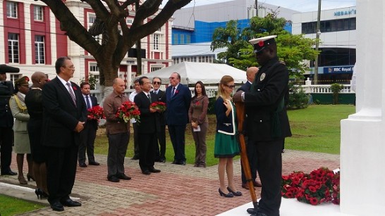 中華民國駐聖露西亞公使孫習忍(右捧花籃者)與古巴駐露大使Jorge Francisco Soberon Luis(左捧花籃者)同時向陣亡將士紀念碑獻上悼念花籃，左站立者為露國安東尼(Kenny Anthony)總理