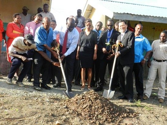 章大使計平與皮耶（Philip Pierre）副總理及農業部長熊包提斯(Moses Jn Baptiste)共同主持Savaness Bay漁港碼頭破土典禮