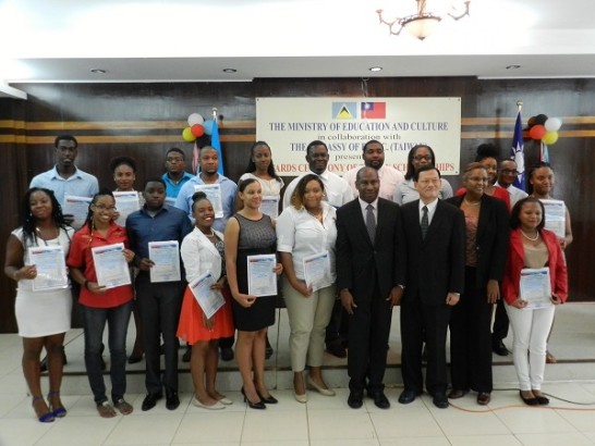 中華民國駐聖露西亞大使章計平(右三)與教育部長路易士(Robert Lewis，右四)及2015年臺灣獎學金獲獎生合影