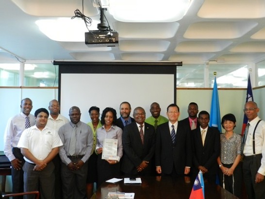 中華民國駐聖露西亞大使章計平(前排右4)及露國公共服務部長佛萊契爾（James Fletcher）(前排左4)與露國電腦中心導入資訊安全管理國際標準ISO27001驗證團隊合影