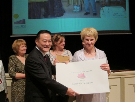 葛代表為獲得「2012歐洲鄉鎮競賽」首獎之Gulbene郡郡長Sandra Daudzina頒贈獎金