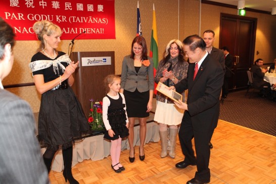 葛大使為參加第43屆中華民國兒童童畫展金牌獎得主—4歲女童Liva Raga頒發獎品及獎狀