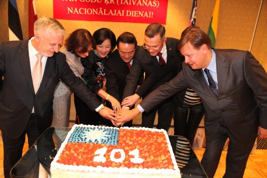 葛代表夫婦與貴賓:拉脫維亞國會友台小組主席Ainars Latkovskis夫婦（右二及左二）、副主席Janis Vucans（左一）及愛沙尼亞前國防部長、現任國會友台小組主席Margus Hanson（右一）共同切下國慶蛋糕