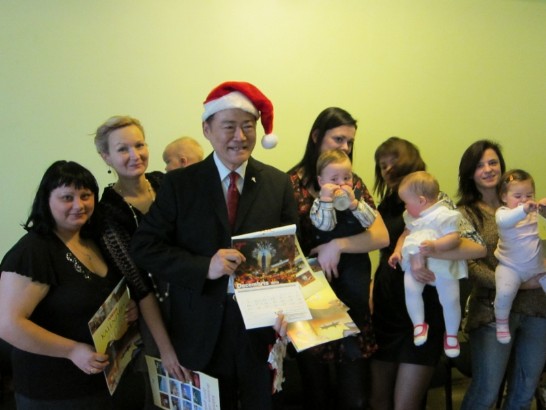 葛大使與光越夫婦與Saldus低收入家庭支持中心受助家庭家長及幼童合影並致贈印有台灣風景之2013年拉文版月曆