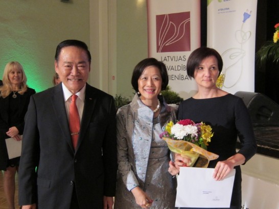 葛大使夫婦為獲得「文化城市」獎之Valmiera市受獎代表頒發獎金及花束