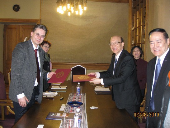 台大校長與立國維爾紐斯大學校長Juras Banys簽署合作協議