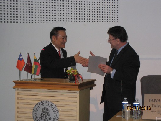 葛大使與立國Vytautas Magnus University簽署合作協議