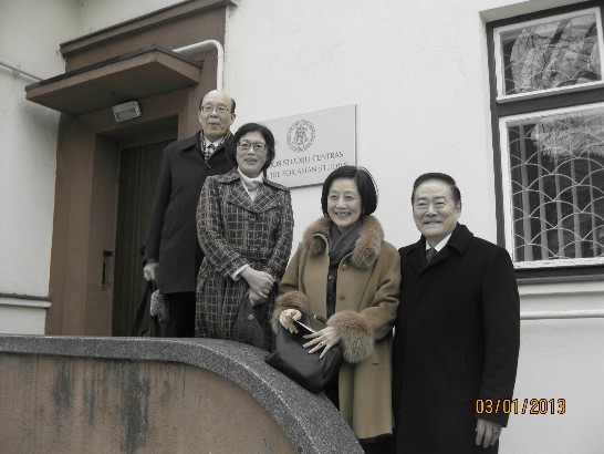 葛大使夫婦與台大校長夫婦參觀台灣研究中心