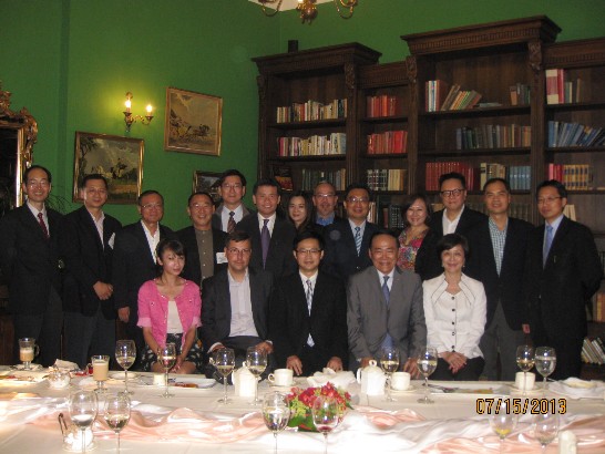 葛大使夫婦與立陶宛國會友台小組主席Gintatras Steponavicius共同主持歡迎餐會