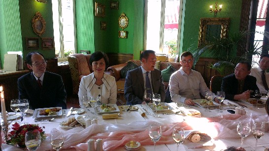 葛大使光越夫婦與立陶宛國會友台小組主席Gintaras Steponacivius主持歡迎我台北市市議會訪團晚宴