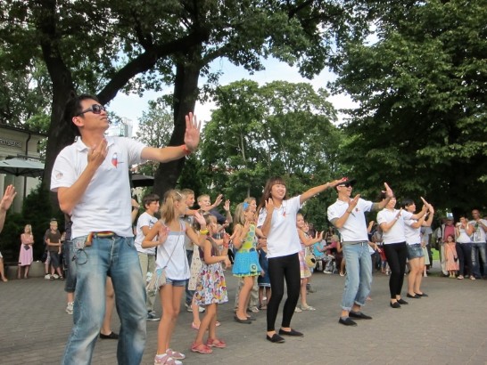 里加民眾熱情加入我團團員,大跳台灣流行歌曲舞蹈