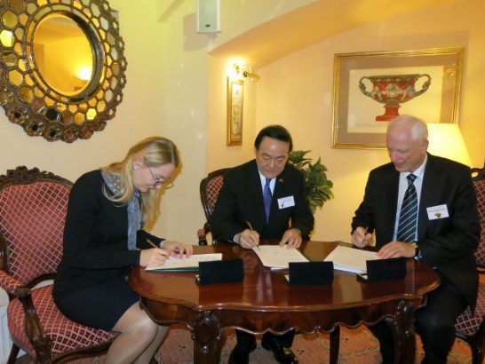 葛大使與拉脫維亞及立陶宛指導委員會委員簽署見證