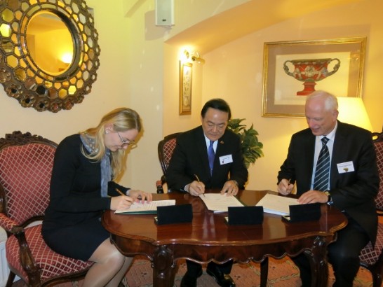 葛大使與拉脫維亞及立陶宛指導委員會委員簽署見證