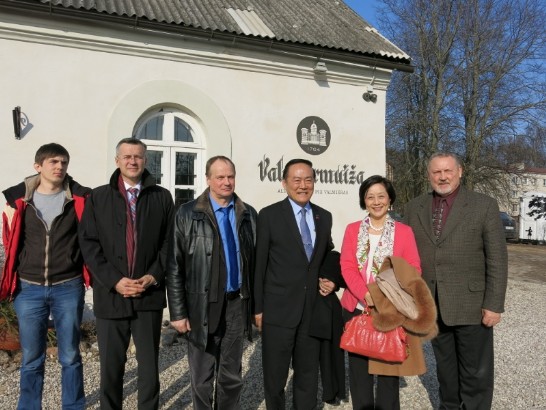葛大使夫婦與國會友台小組主席Ainars Latkovoskis（左2）、Burtnieku市市長Edvins Straume（左3）及副市長Karlis Greiskalns（右1前教育暨科學部部長）合影